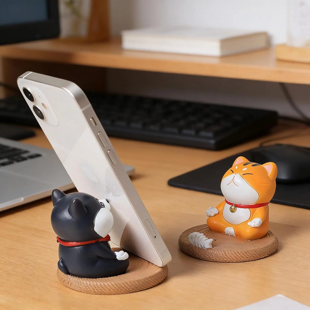 Handmade Resin Cat & Dog Phone Stands / Ornaments — Animal-themed Desktop Decor